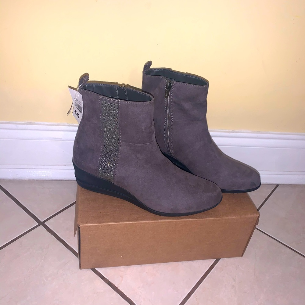 NWT 8.5 grey and silver A.K booties!